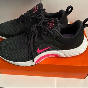 New in box Women’s Nike Sneakers